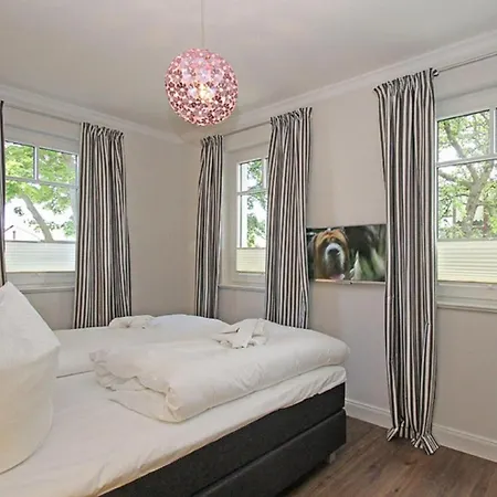 Sophia - 102 / 9736 Apartment *